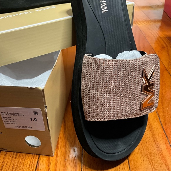 - ꜱᴀɴᴅᴀʟꜱ ᴘʟᴀᴛꜰᴏʀᴍ ,  ʙʀᴀɴᴅ : ᴍɪᴄʜᴀᴇʟ ᴋᴏʀꜱ , ꜱɪᴢᴇ : 7 , ᴄᴏʟᴏʀ : ʀᴏꜱᴇ ɢᴏʟᴅ - Picture 4 of 5